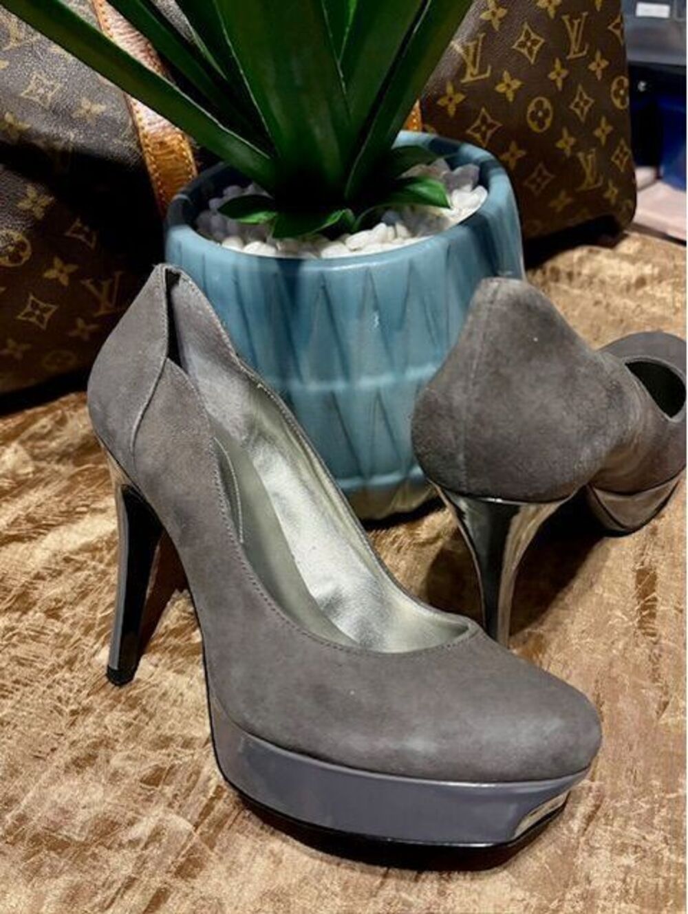 Guess Suede Round Toe Heels (Dark Gray) W-8